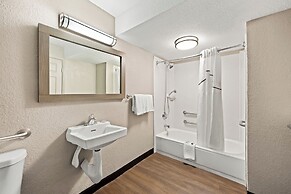 Red Roof Inn PLUS+ & Suites Naples Downtown-5th Ave S