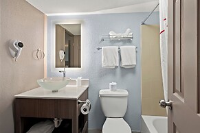 Red Roof Inn PLUS+ & Suites Naples Downtown-5th Ave S