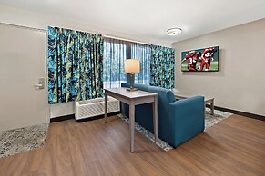 Red Roof Inn PLUS+ & Suites Naples Downtown-5th Ave S