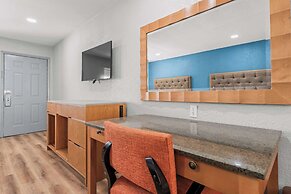 Econo Lodge Inn & Suites