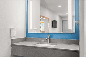 Econo Lodge Inn & Suites