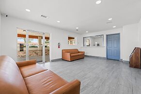 Econo Lodge Inn & Suites