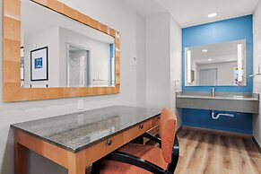 Econo Lodge Inn & Suites