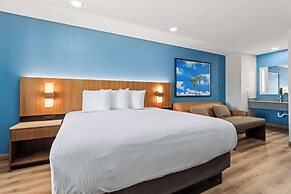 Econo Lodge Inn & Suites