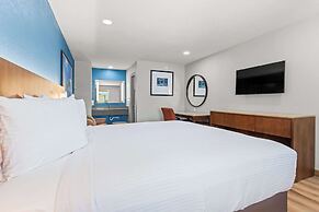 Econo Lodge Inn & Suites