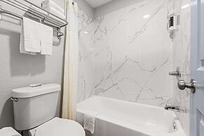 Econo Lodge Inn & Suites