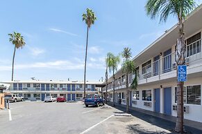 Motel 6 Bakersfield, CA - Central