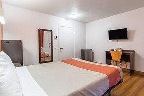 Motel 6 Bakersfield, CA - Central