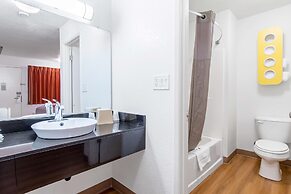 Motel 6 Bakersfield, CA - Central