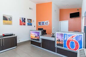 Motel 6 Bakersfield, CA - Central
