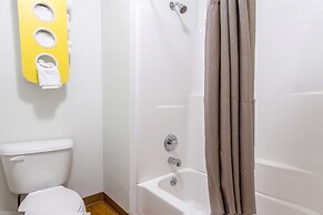 Motel 6 Bakersfield, CA - Central