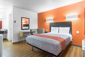 Motel 6 Bakersfield, CA - Central