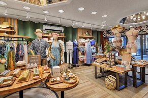 Royal Lahaina Resort & Bungalows
