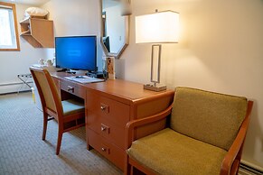 Rocky Mountain Ski Lodge