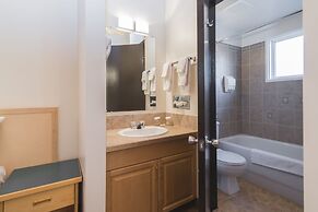 Rocky Mountain Ski Lodge