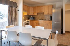 Rocky Mountain Ski Lodge