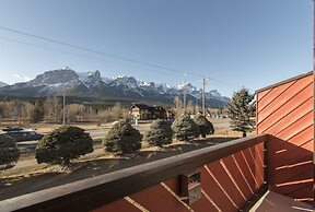 Rocky Mountain Ski Lodge