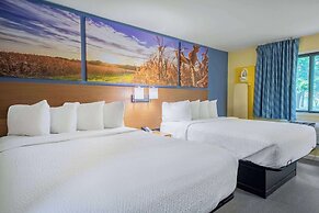 Days Inn & Suites by Wyndham Waterloo