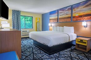 Days Inn & Suites by Wyndham Waterloo
