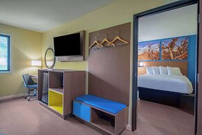 Days Inn & Suites by Wyndham Waterloo