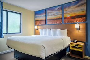 Days Inn & Suites by Wyndham Waterloo