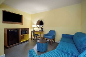 Days Inn & Suites by Wyndham Waterloo
