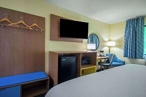 Days Inn & Suites by Wyndham Waterloo