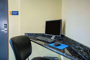 Days Inn & Suites by Wyndham Waterloo