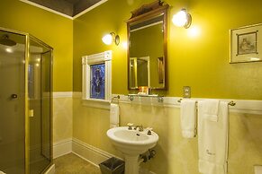 Gingerbread Mansion Inn