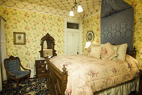 Gingerbread Mansion Inn