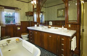 Gingerbread Mansion Inn