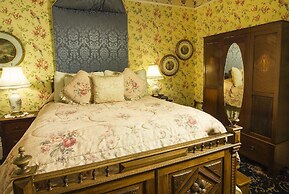 Gingerbread Mansion Inn