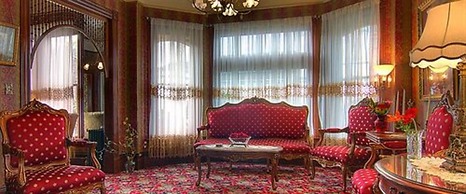 Gingerbread Mansion Inn