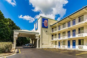 Motel 6 Raleigh, NC - Cary