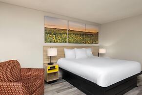 Days Inn & Suites by Wyndham Kansas City South