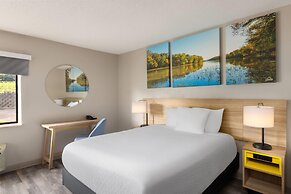 Days Inn & Suites by Wyndham Kansas City South