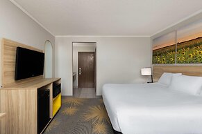 Days Inn & Suites by Wyndham Kansas City South