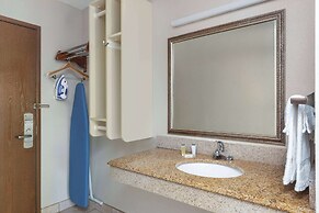 Days Inn & Suites by Wyndham Kansas City South