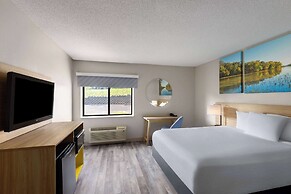 Days Inn & Suites by Wyndham Kansas City South