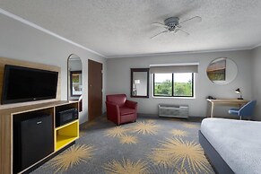 Days Inn & Suites by Wyndham Kansas City South