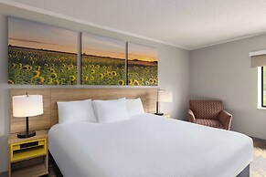 Days Inn & Suites by Wyndham Kansas City South