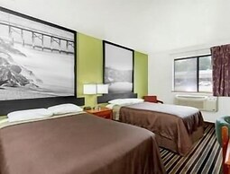 Super 8 by Wyndham South Boston VA