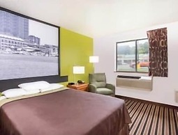 Super 8 by Wyndham South Boston VA