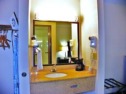 Royalton Inn & Suites