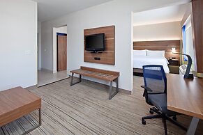 Holiday Inn Express & Suites Tulare, an IHG Hotel
