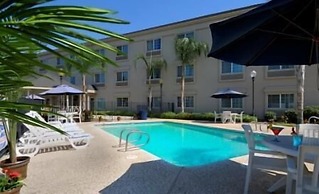 Holiday Inn Express & Suites Tulare by IHG