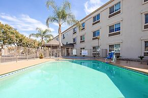 Holiday Inn Express & Suites Tulare by IHG