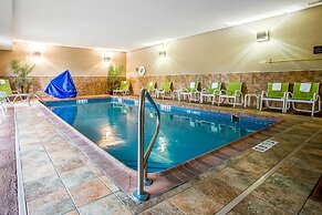 Comfort Inn & Suites Kansas City - Northeast