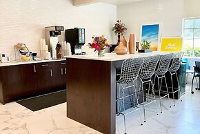 Days Inn by Wyndham Arlington