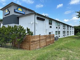 Days Inn by Wyndham Arlington